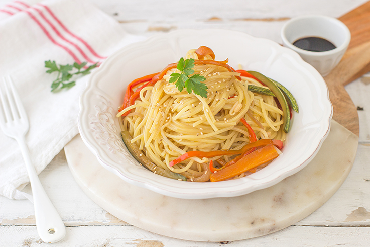 Spaghetti con verdure e germogli di soia