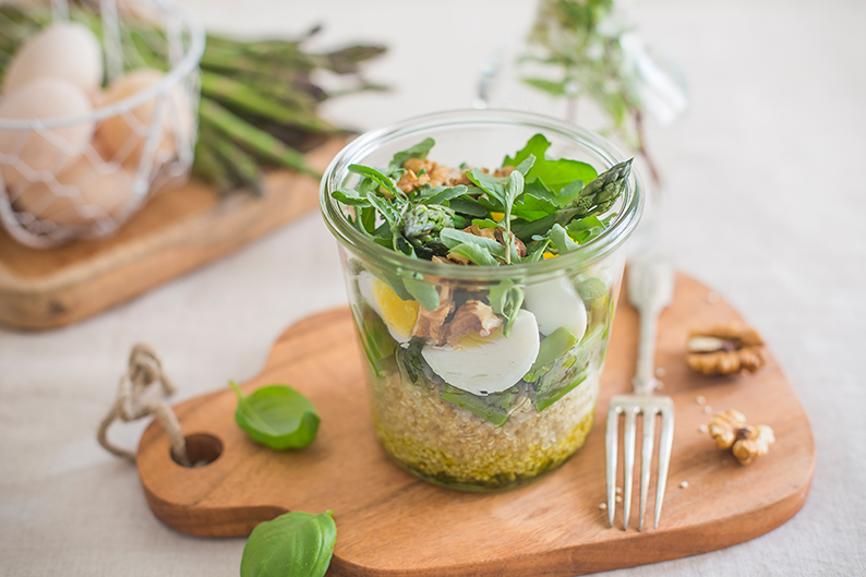 Insalata di quinoa, uova e asparagi </br> Salad jar