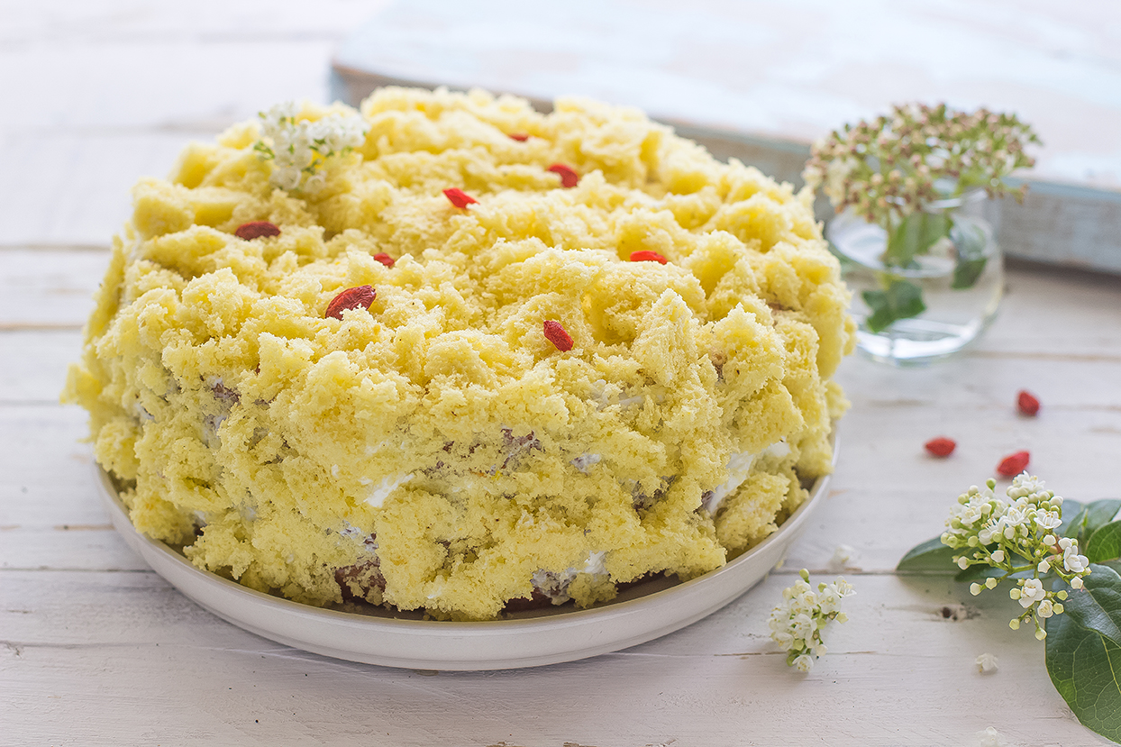 Torta mimosa con crema di ricotta e bacche di Goji