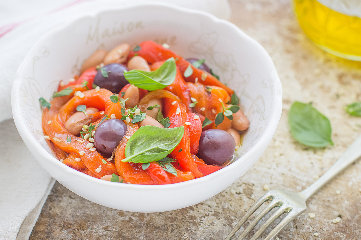 Insalata di peperoni, olive e fagioli 